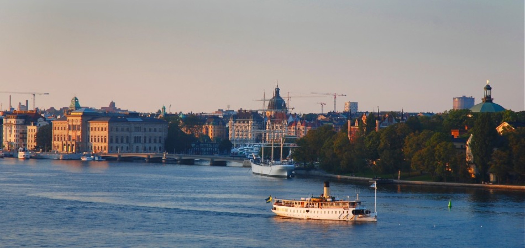 Stockholm sett från vattnet i kvällsljus